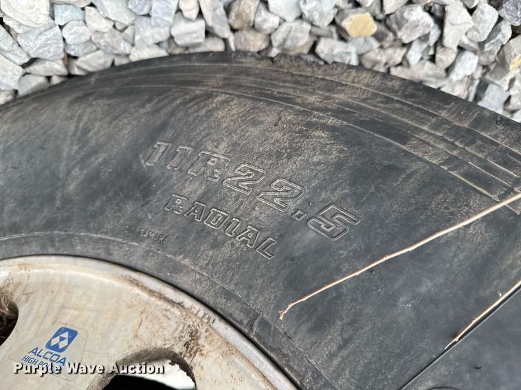 image for item DO0279 2020 Peterbilt 579 semi truck