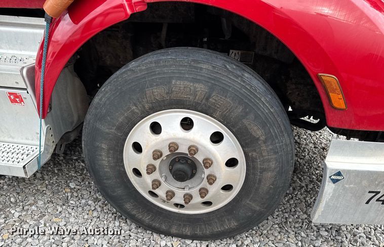 image for item DO0279 2020 Peterbilt 579 semi truck