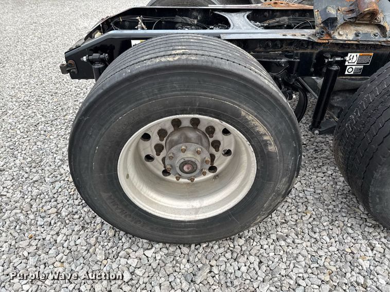 image for item DO0279 2020 Peterbilt 579 semi truck