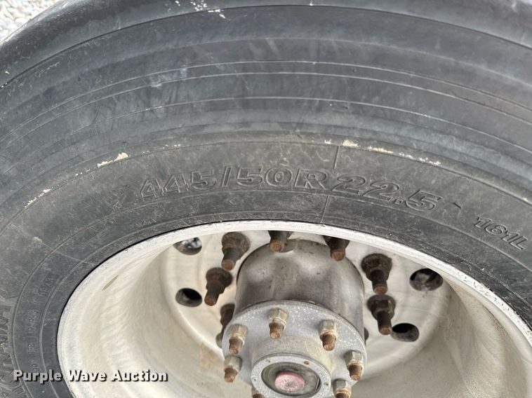 image for item DO0279 2020 Peterbilt 579 semi truck