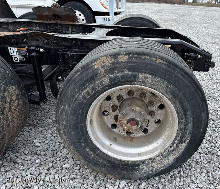 image for item DO0279 2020 Peterbilt 579 semi truck