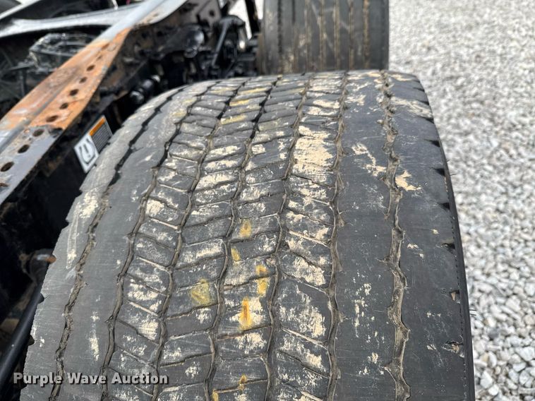 image for item DO0279 2020 Peterbilt 579 semi truck