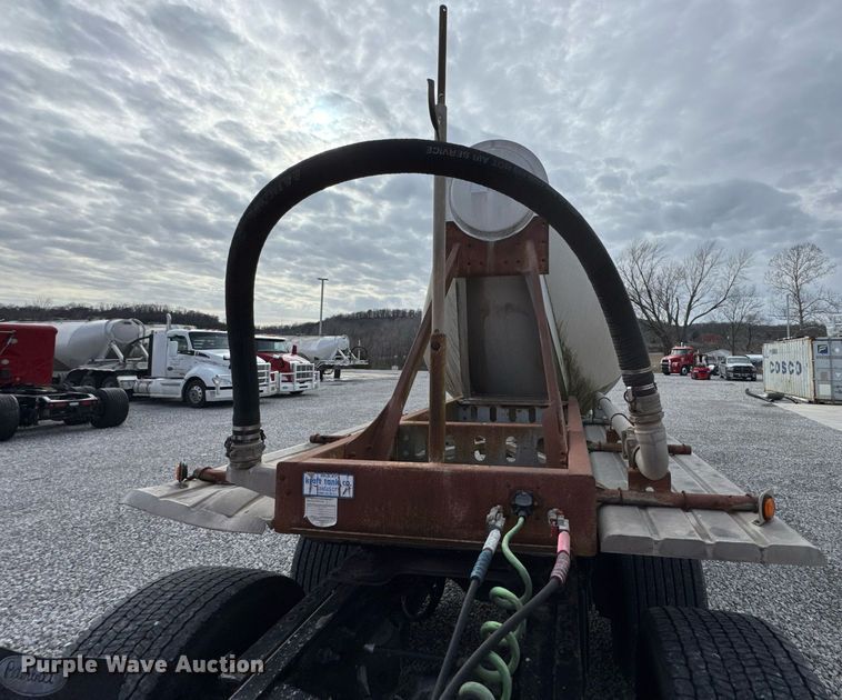 image for item DO0280 2000 Kraft P-41-1000 pneumatic dry bulk trailer