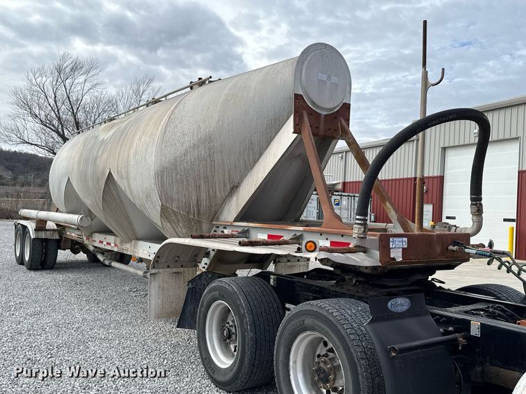 image for item DO0280 2000 Kraft P-41-1000 pneumatic dry bulk trailer