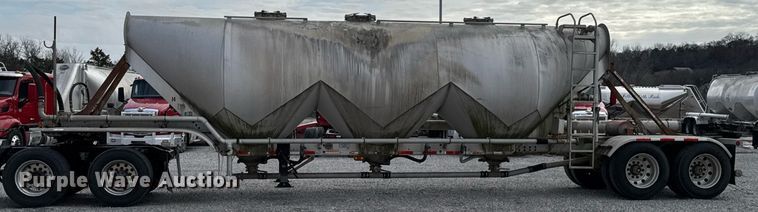 image for item DO0280 2000 Kraft P-41-1000 pneumatic dry bulk trailer