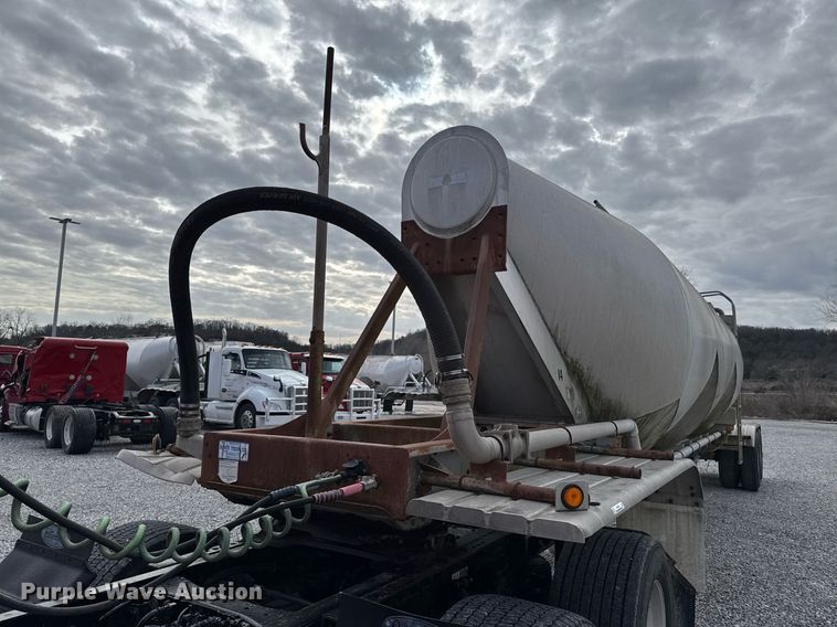 image for item DO0280 2000 Kraft P-41-1000 pneumatic dry bulk trailer