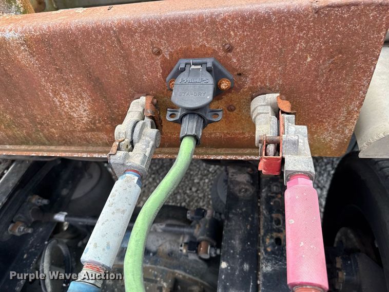 image for item DO0280 2000 Kraft P-41-1000 pneumatic dry bulk trailer