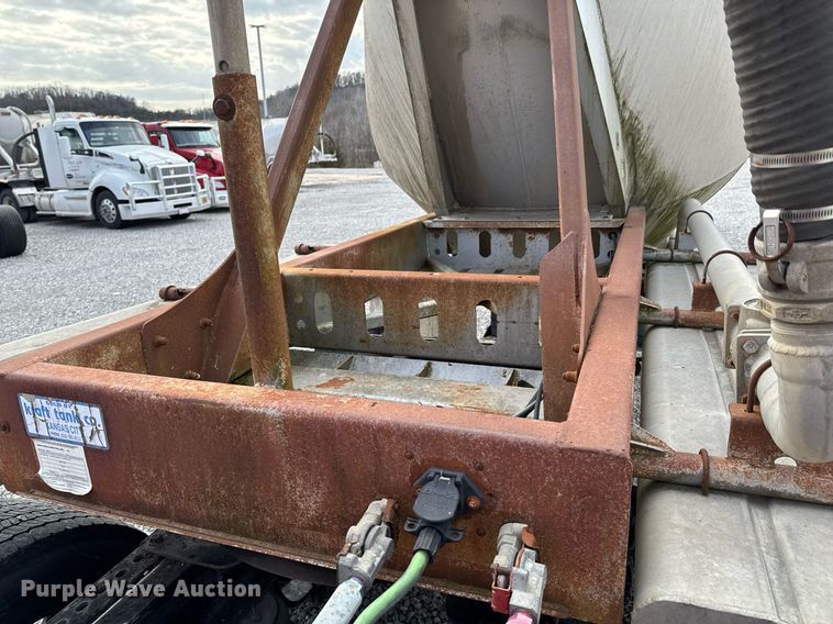 image for item DO0280 2000 Kraft P-41-1000 pneumatic dry bulk trailer