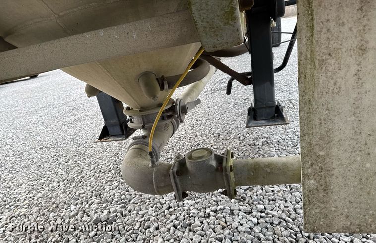 image for item DO0280 2000 Kraft P-41-1000 pneumatic dry bulk trailer