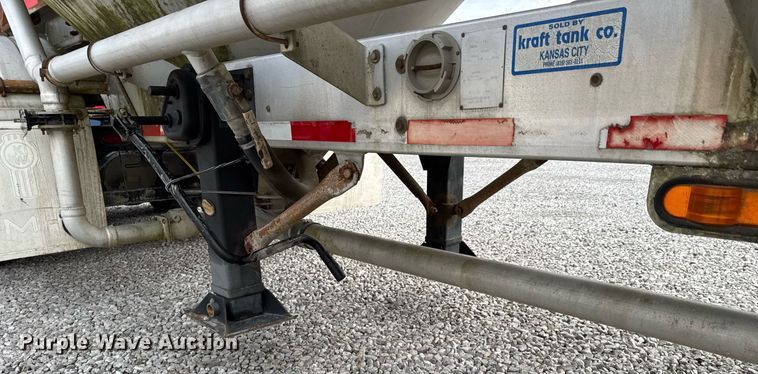 image for item DO0280 2000 Kraft P-41-1000 pneumatic dry bulk trailer