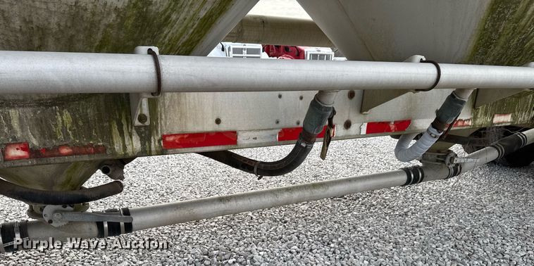 image for item DO0280 2000 Kraft P-41-1000 pneumatic dry bulk trailer