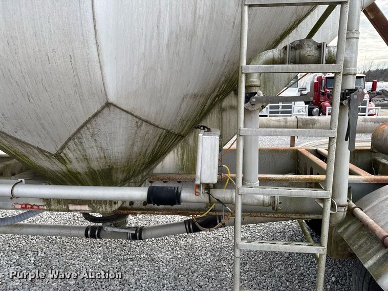 image for item DO0280 2000 Kraft P-41-1000 pneumatic dry bulk trailer