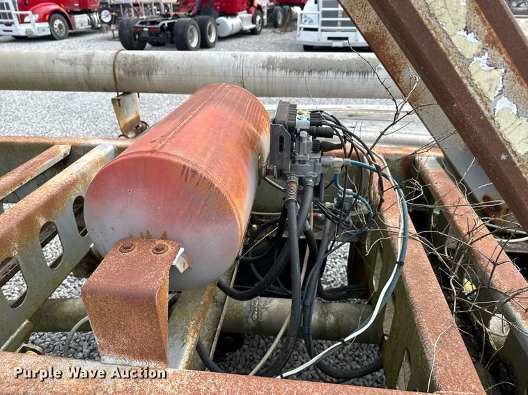 image for item DO0280 2000 Kraft P-41-1000 pneumatic dry bulk trailer