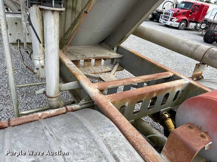 image for item DO0280 2000 Kraft P-41-1000 pneumatic dry bulk trailer