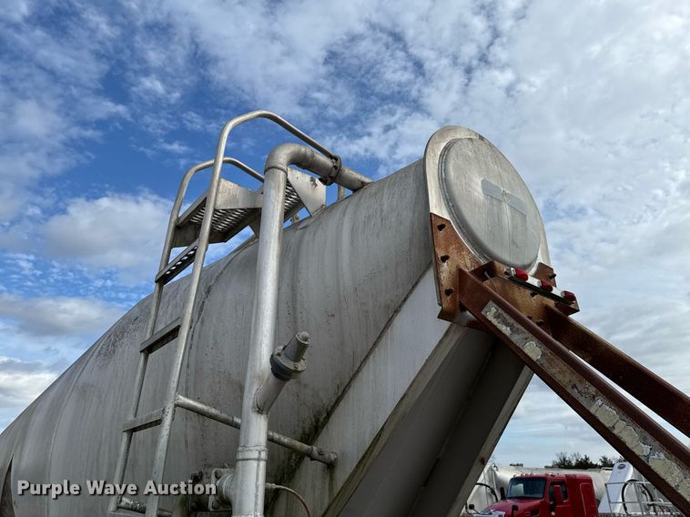 image for item DO0280 2000 Kraft P-41-1000 pneumatic dry bulk trailer