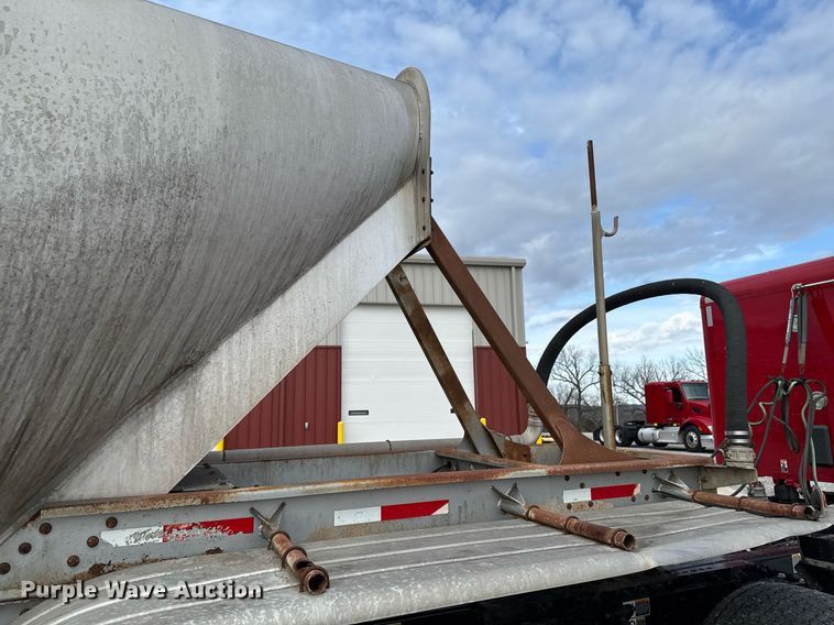 image for item DO0280 2000 Kraft P-41-1000 pneumatic dry bulk trailer