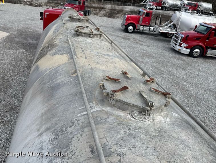 image for item DO0280 2000 Kraft P-41-1000 pneumatic dry bulk trailer