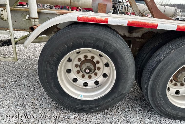 image for item DO0280 2000 Kraft P-41-1000 pneumatic dry bulk trailer