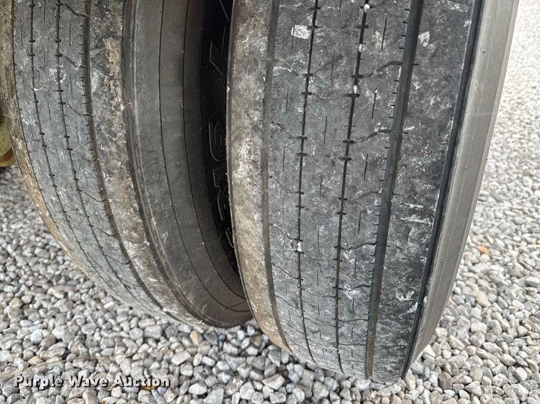 image for item DO0280 2000 Kraft P-41-1000 pneumatic dry bulk trailer