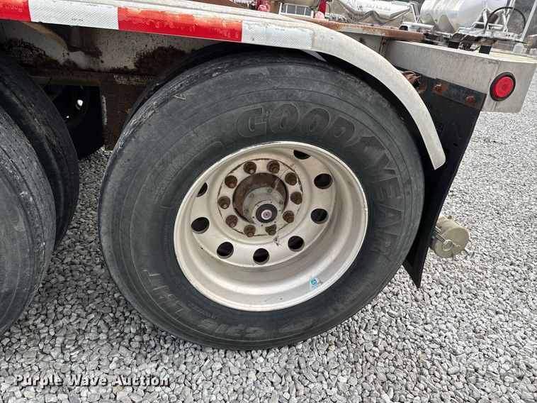 image for item DO0280 2000 Kraft P-41-1000 pneumatic dry bulk trailer