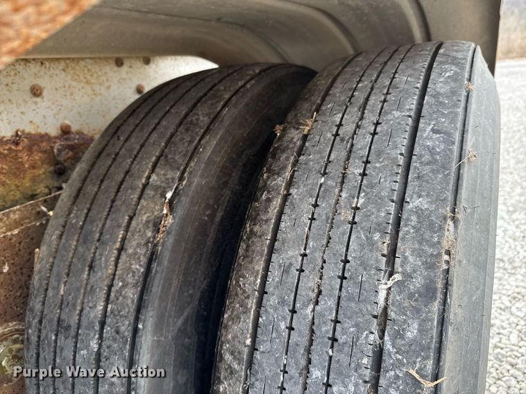 image for item DO0280 2000 Kraft P-41-1000 pneumatic dry bulk trailer