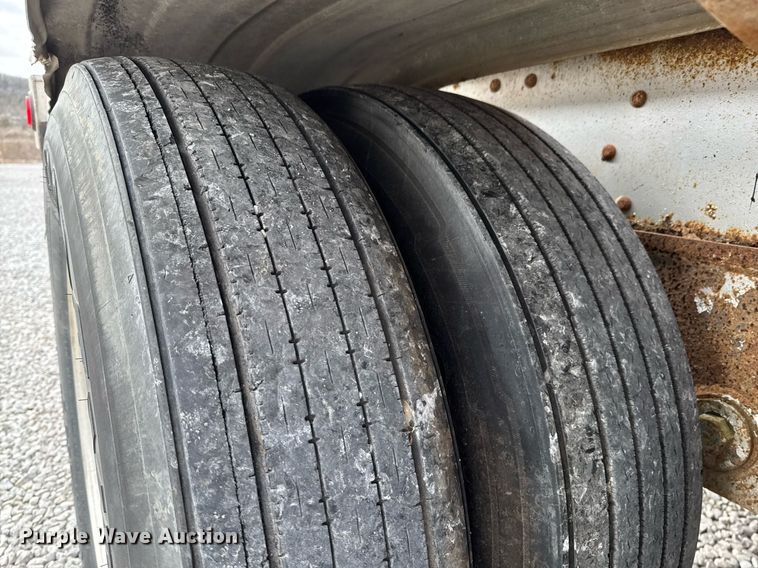 image for item DO0280 2000 Kraft P-41-1000 pneumatic dry bulk trailer