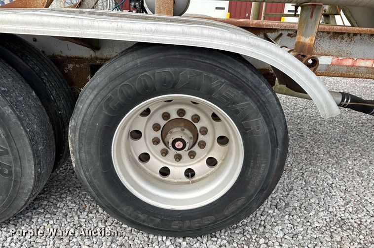 image for item DO0280 2000 Kraft P-41-1000 pneumatic dry bulk trailer