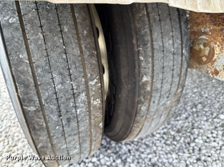 image for item DO0280 2000 Kraft P-41-1000 pneumatic dry bulk trailer