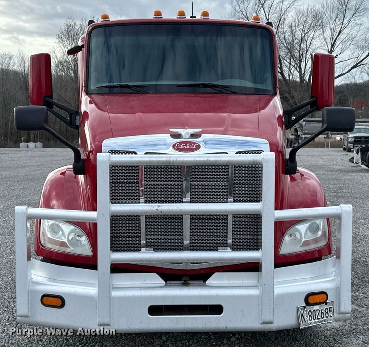 image for item DO0281 2017 Peterbilt 579 semi truck