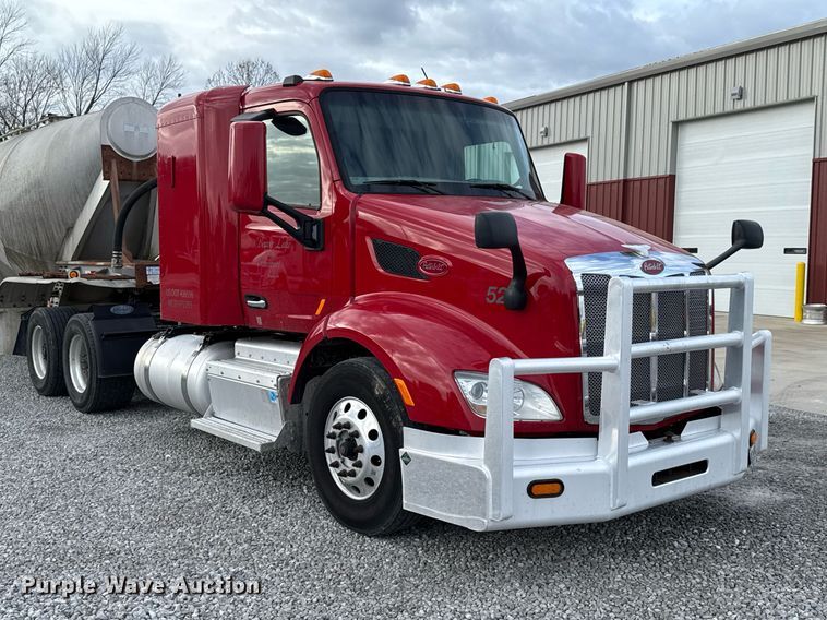 image for item DO0281 2017 Peterbilt 579 semi truck