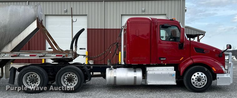 image for item DO0281 2017 Peterbilt 579 semi truck