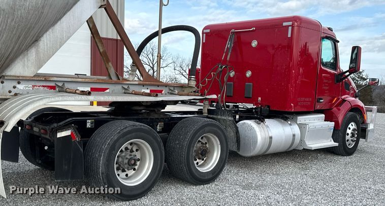 image for item DO0281 2017 Peterbilt 579 semi truck