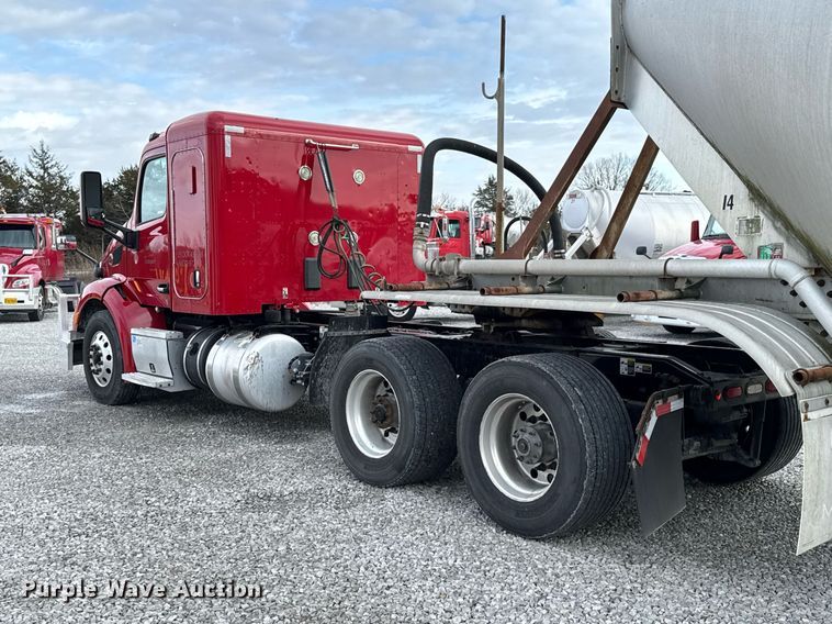 image for item DO0281 2017 Peterbilt 579 semi truck