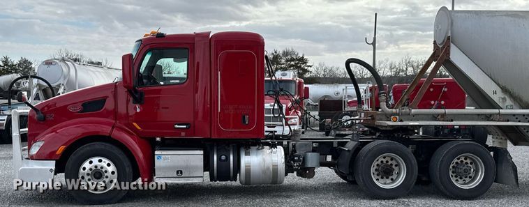 image for item DO0281 2017 Peterbilt 579 semi truck