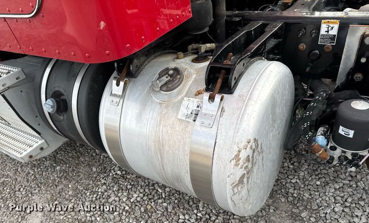 image for item DO0281 2017 Peterbilt 579 semi truck