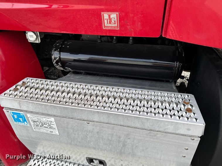 image for item DO0281 2017 Peterbilt 579 semi truck