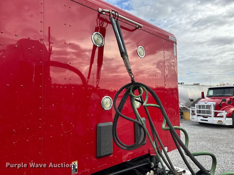 image for item DO0281 2017 Peterbilt 579 semi truck