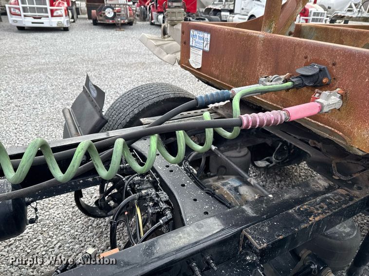 image for item DO0281 2017 Peterbilt 579 semi truck