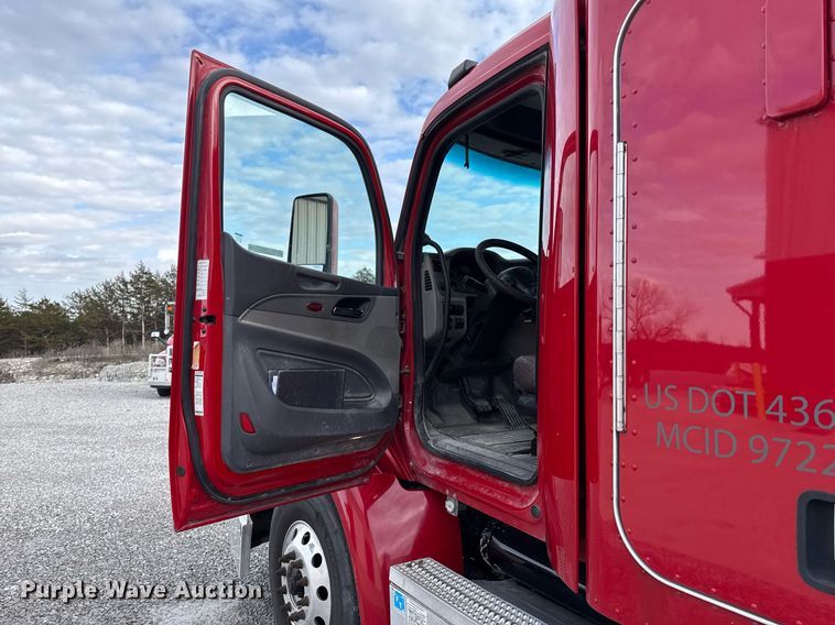 image for item DO0281 2017 Peterbilt 579 semi truck