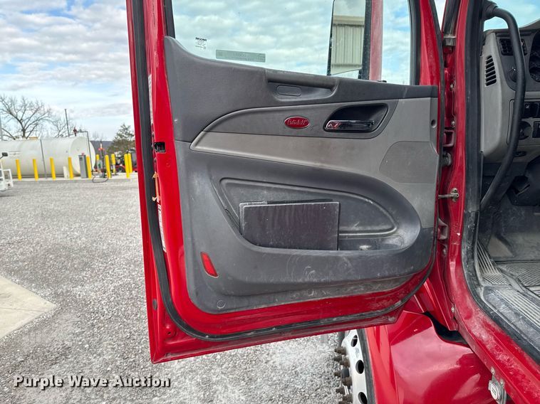 image for item DO0281 2017 Peterbilt 579 semi truck
