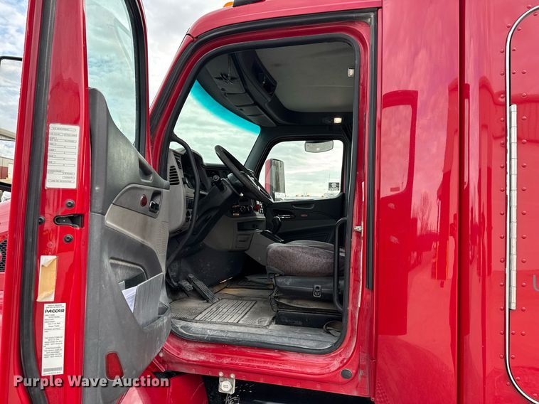 image for item DO0281 2017 Peterbilt 579 semi truck