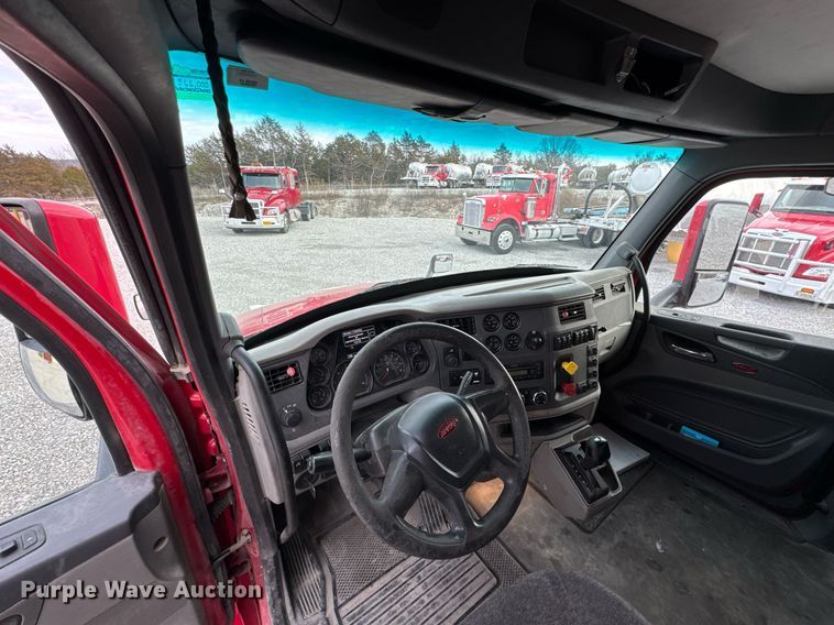 image for item DO0281 2017 Peterbilt 579 semi truck