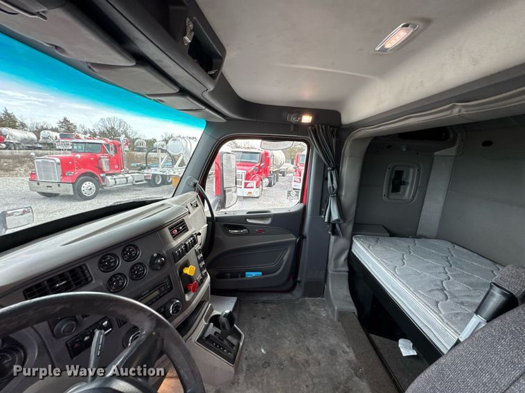 image for item DO0281 2017 Peterbilt 579 semi truck