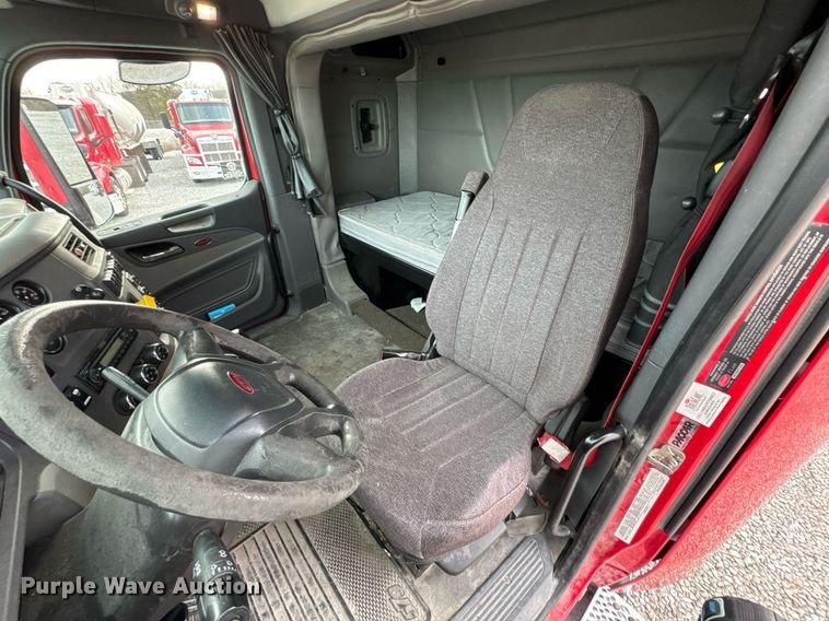 image for item DO0281 2017 Peterbilt 579 semi truck