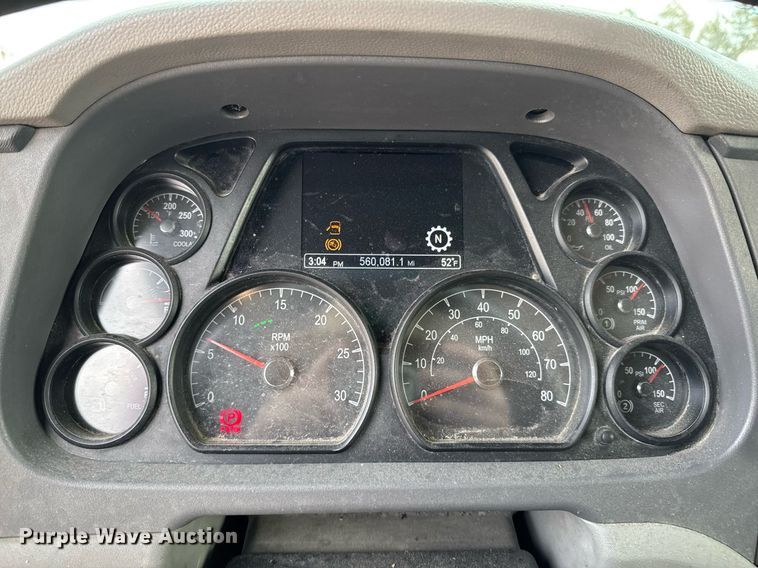 image for item DO0281 2017 Peterbilt 579 semi truck