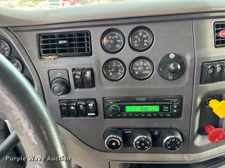 image for item DO0281 2017 Peterbilt 579 semi truck