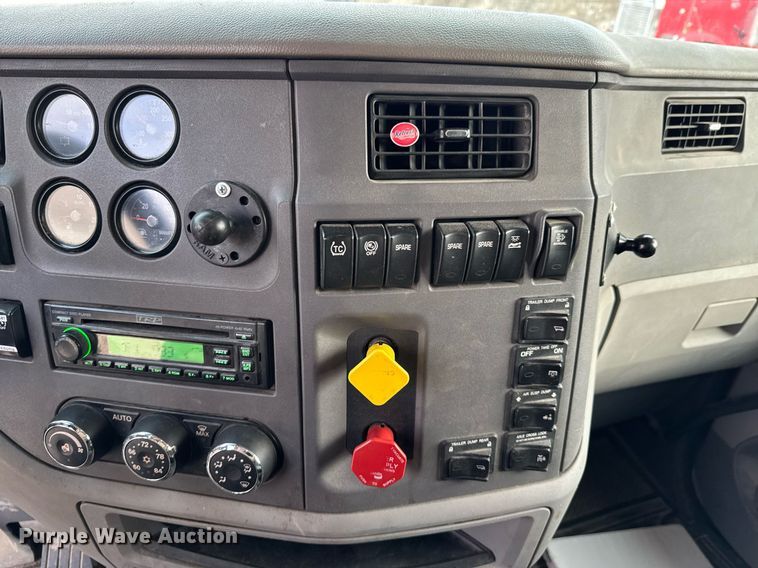 image for item DO0281 2017 Peterbilt 579 semi truck