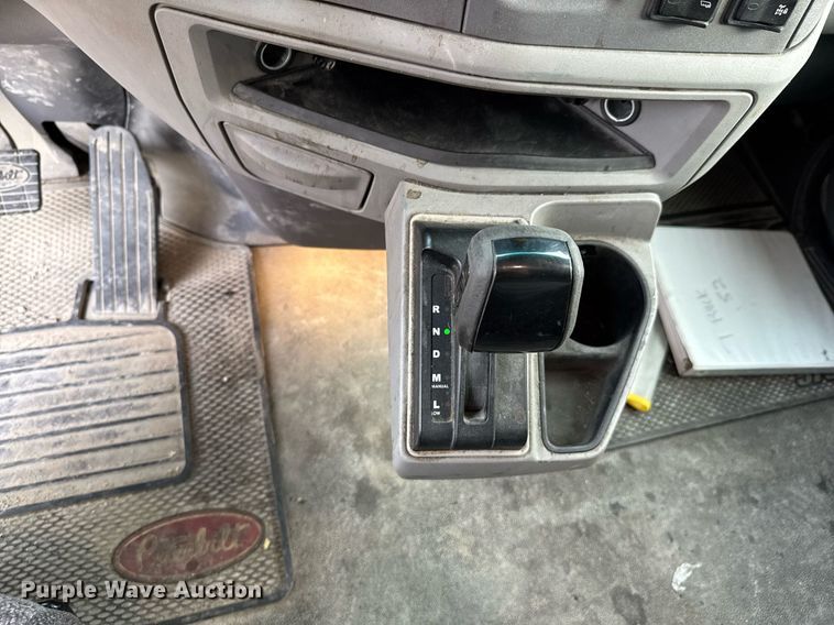 image for item DO0281 2017 Peterbilt 579 semi truck