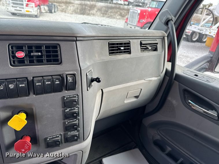 image for item DO0281 2017 Peterbilt 579 semi truck