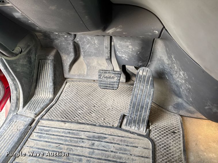 image for item DO0281 2017 Peterbilt 579 semi truck